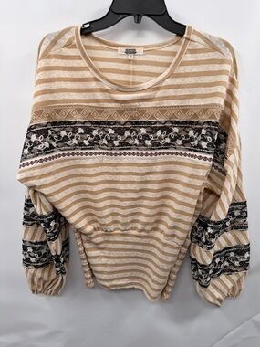 gimmicks by BKE Striped Knit Top in Cream & Tan with Black Logo Plate women’s S